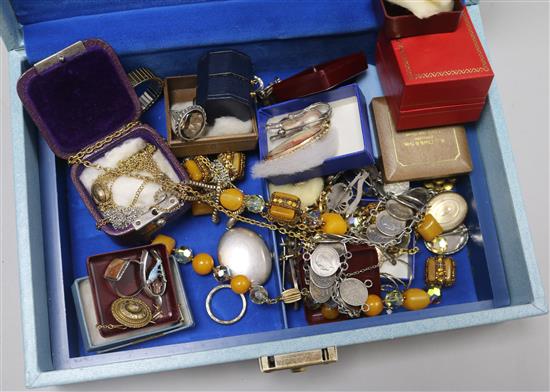 A mixed quantity of assorted silver and costume jewellery.